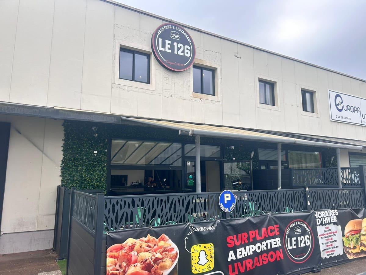 Façade du restaurant LE 126 à Nîmes — Fast-food & Restaurant